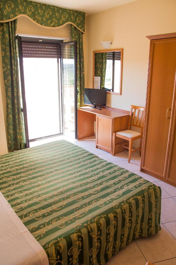 Hotel San Giorgio Сан-Нікола-Арчелла Екстер'єр фото